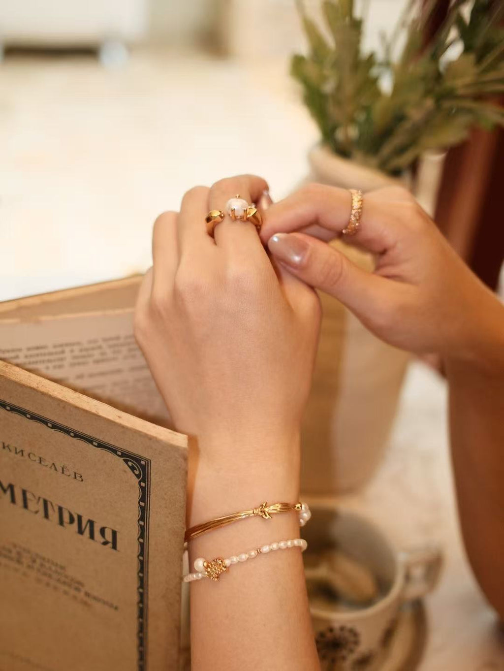 Held Light Pearl Ring