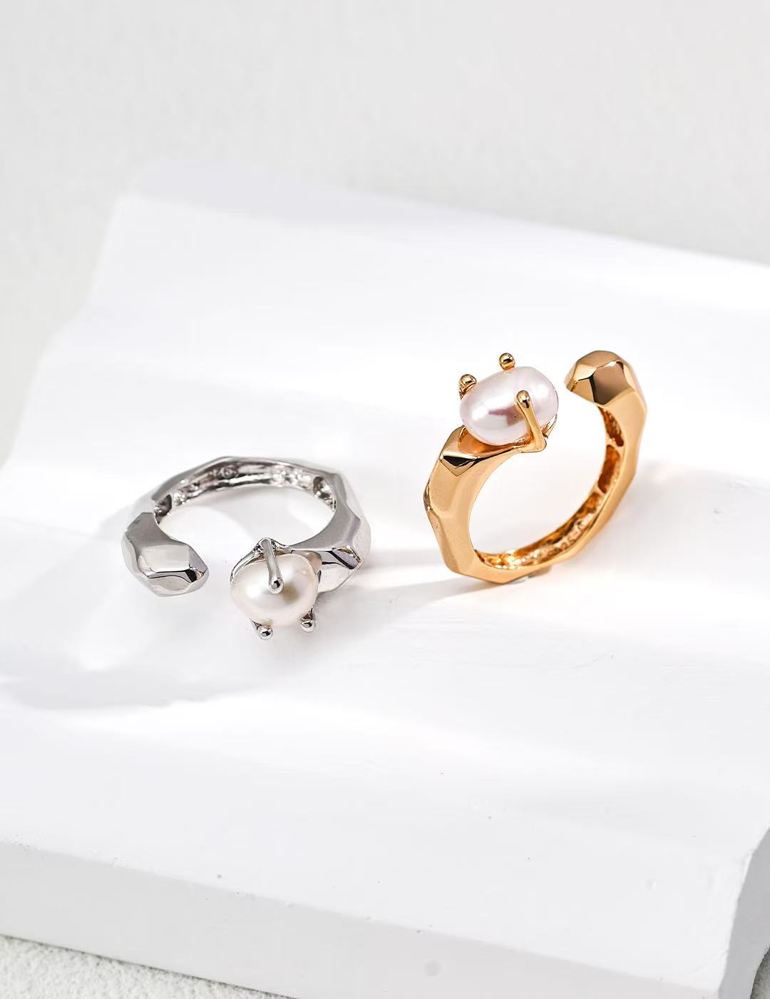 Held Light Pearl Ring
