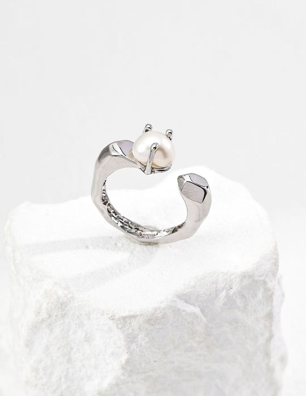 Held Light Pearl Ring