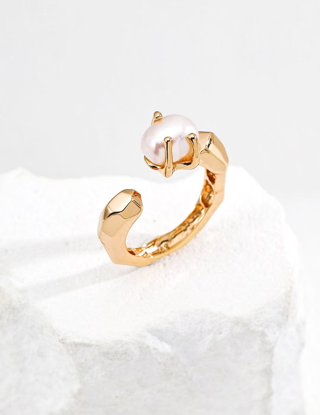 Held Light Pearl Ring